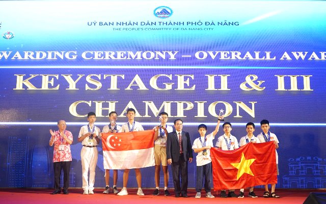 Ban Tổ chức trao giải vô địch toàn đoàn cho đội Việt Nam và Singapore. Ban Tổ chức trao giải vô địch toàn đoàn cho đội Việt Nam và Singapore.