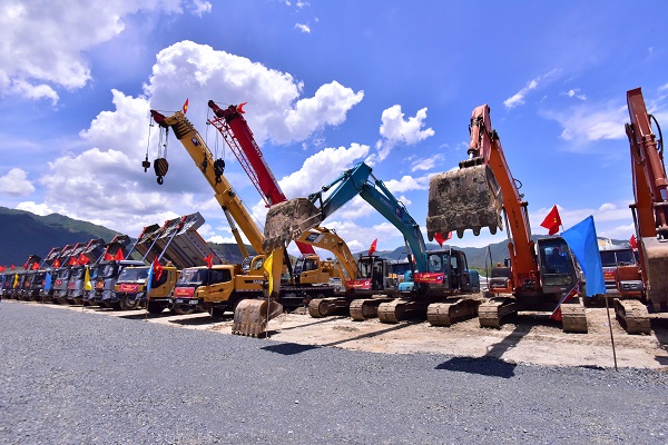 Lực lượng xe máy thi công làm nghi thức khởi công dự án