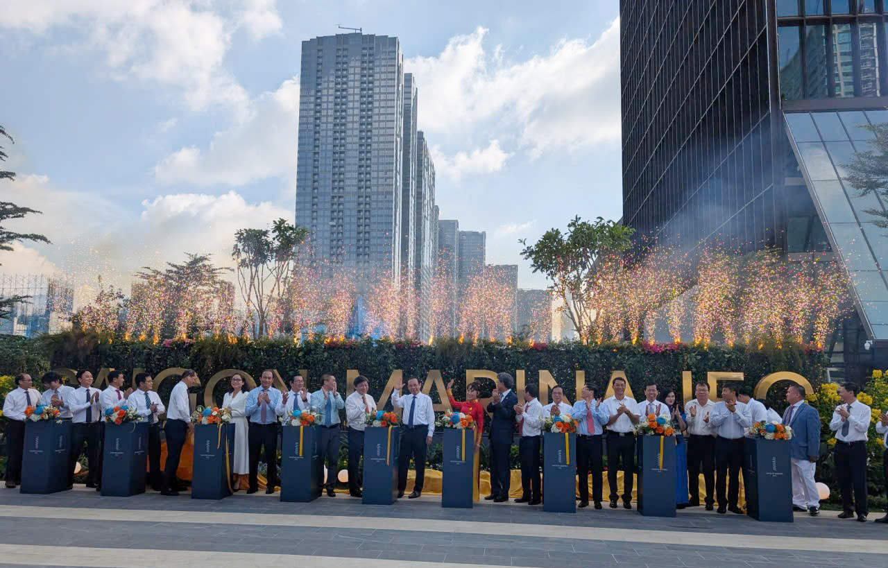 Bí thư Thành ủy TP.Hồ Chí Minh Nguyễn Văn Nên cùng lãnh đạo Ngân hàng HD Bank, Vietjet, Sovico và Phú Long thực hiện nghi thức khánh thành Trung tâm Tài chính Quốc tế Saigon Marina. (Ảnh: hochiminhcity.gov.vn)