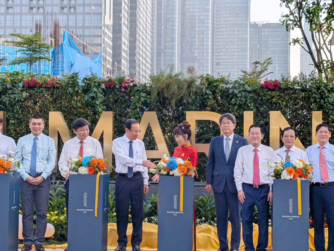 Bí thư Thành ủy Nguyễn Văn Nên chúc mừng lãnh đạo các đơn vị. (Ảnh: hochiminhcity.gov.vn)