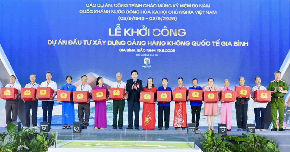 Thượng tướng Nguyễn Ngọc Lâm và đồng chí Nguyễn Văn Gấu tặng quà cho các hộ gia đình tiêu biểu.