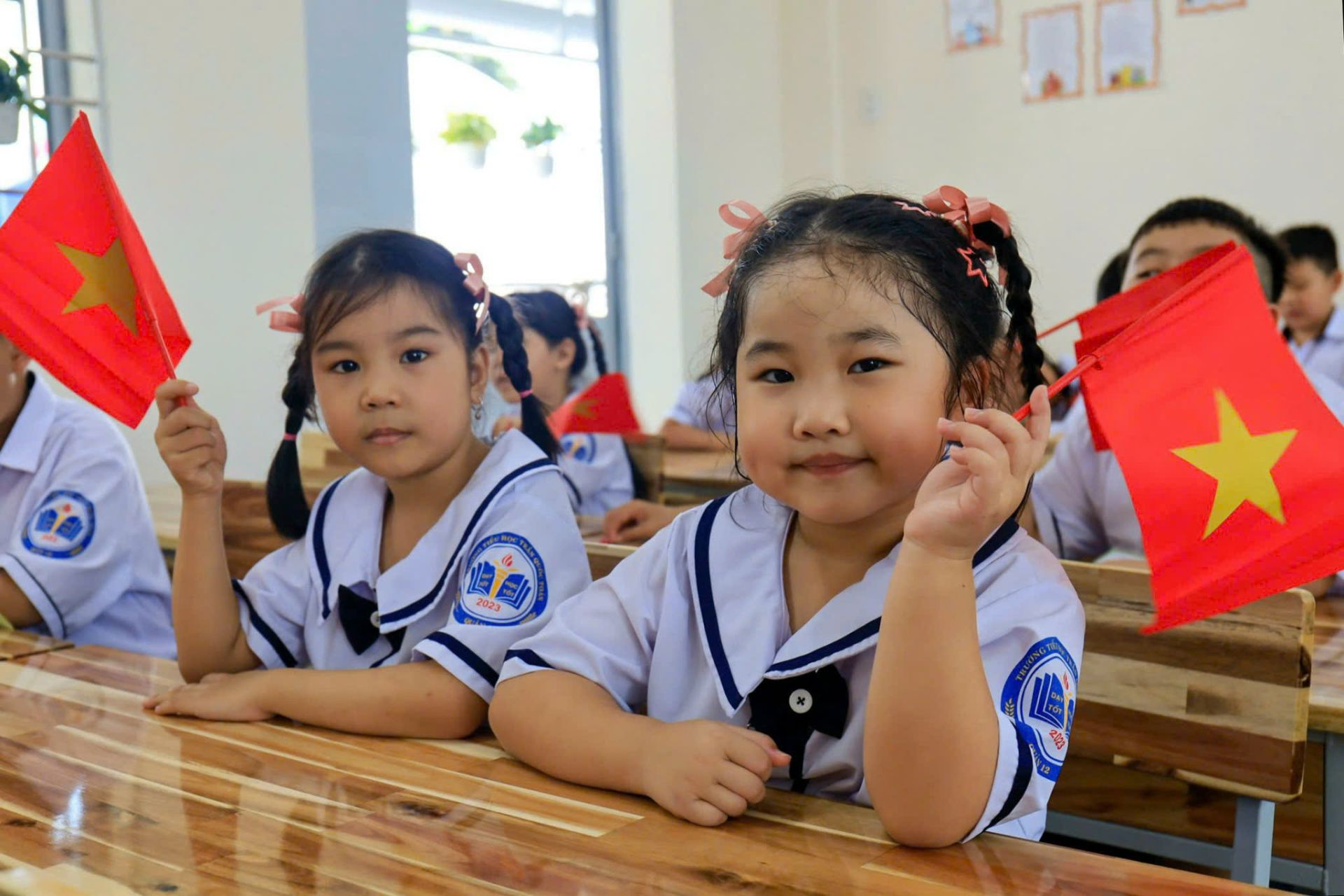 Dù được miễn hoàn toàn học phí từ năm học 2025–2026, phụ huynh và học sinh vẫn phải đóng nhiều khoản chi phí khác như tiền đồng phục, bảo hiểm, tăng cường cơ sở vật chất… (Ảnh minh họa)