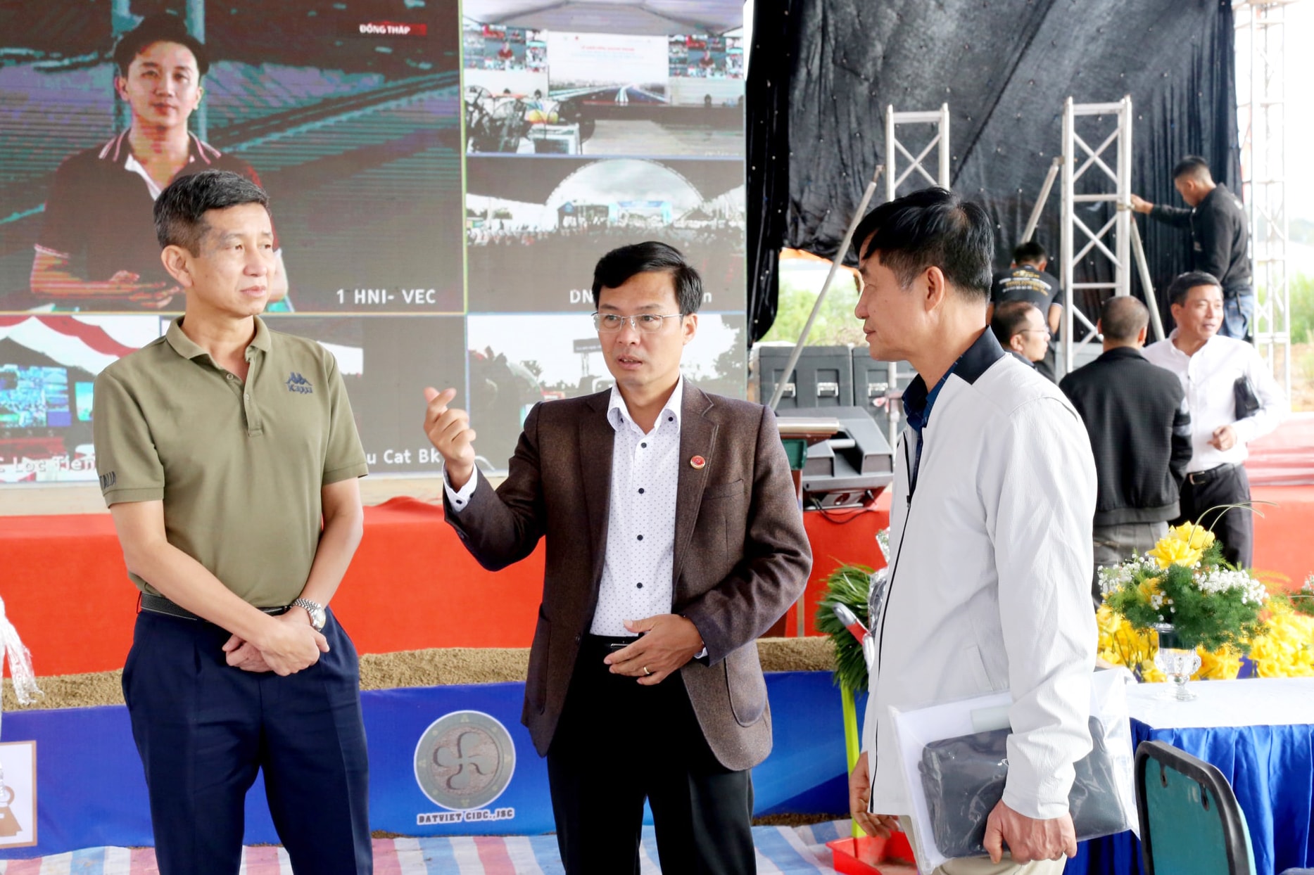 Phó Chủ tịch UBND tỉnh Lâm Đồng Đinh Văn Tuấn kiểm tra thực tế công tác chuẩn bị cho lễ khởi công Dự án Trung tâm Huấn luyện Thể thao Quốc gia - Khu B3