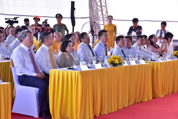 Ông Nguyễn Hải Ninh- Ủy viên BCH Trung ương Đảng, Bộ Trưởng Bộ Tư pháp (nguyên là Bí Thư Tỉnh ủy Khánh Hòa) (ngồi đầu bên trái) đã tới dự