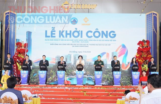 Các đại biểu bấm nút nghi thức khởi công dự án. Các đại biểu bấm nút nghi thức khởi công dự án.