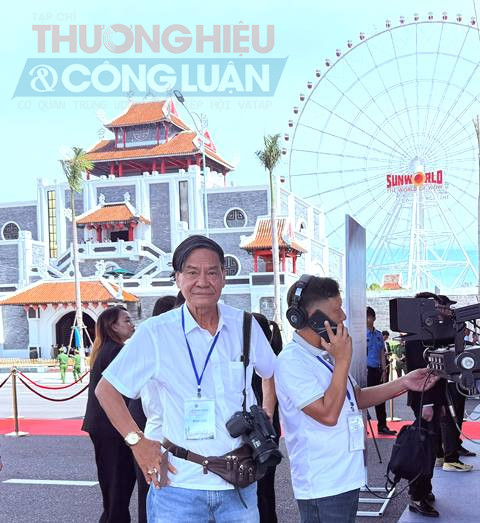 Phóng viên Thương hiệu & Công Luận tại cầu truyền hình trực tiếp. Phóng viên Thương hiệu & Công Luận tại cầu truyền hình trực tiếp.