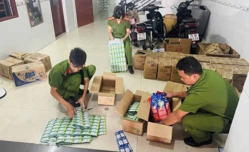Cơ quan Công an thống kê số hàng giả. Ảnh: Nhỹ Khang