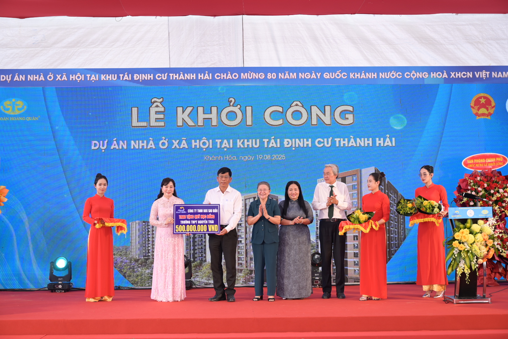 Tập đoàn Hoàng Quân và chủ đầu tư Sao Biển đã trao 500 triệu đồng học bổng khuyến học cho Trường THPT Nguyễn Trãi (Khánh Hòa)