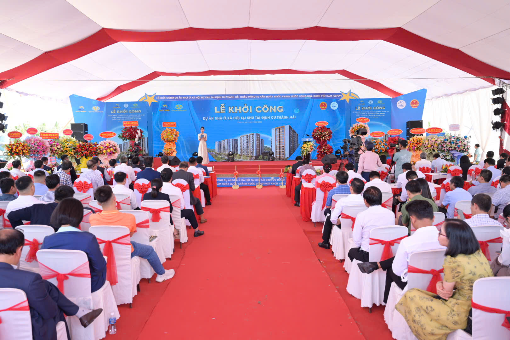 Tham dự buổi lễ có đại diện lãnh đạo Trung ương, Tỉnh ủy – UBND tỉnh Khánh Hòa, các sở, ngành, chính quyền địa phương cùng đông đảo người dân Tham dự buổi lễ có đại diện lãnh đạo Trung ương, Tỉnh ủy – UBND tỉnh Khánh Hòa, các sở, ngành, chính quyền địa phương cùng đông đảo người dân