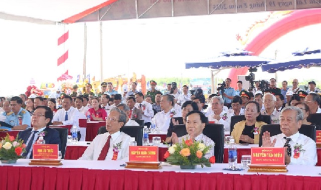 Đại biểu, quan khách tham dự Lễ khởi công.