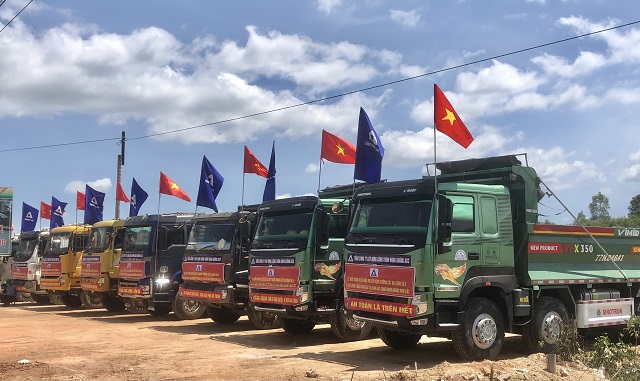 Phương tiện thi công của nhà thầu sẵn sàng triển khai thi công dự án. Ảnh: Viết Hiền