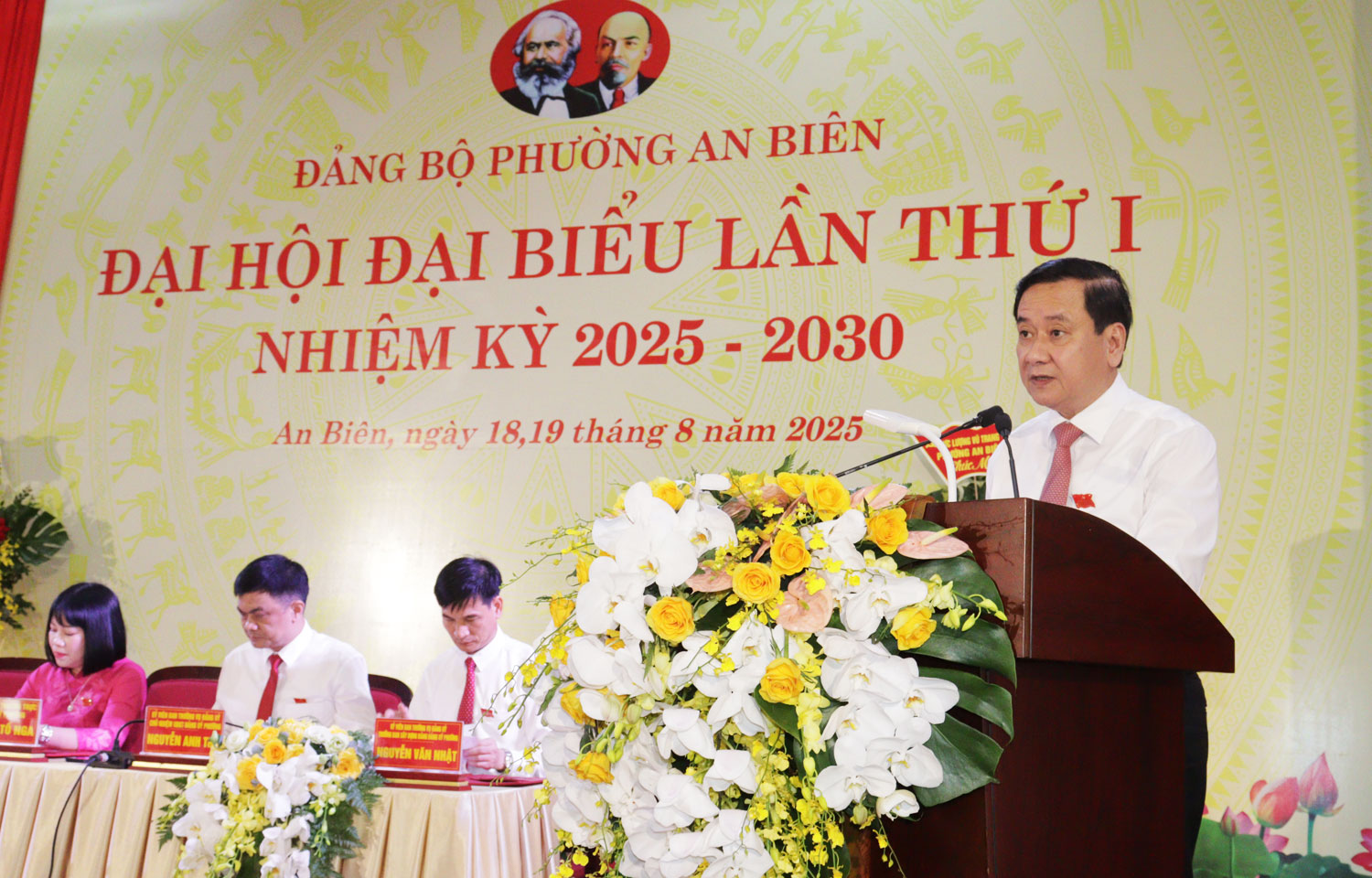 Đồng chí Nguyễn Văn Thành, Bí thư Đảng uỷ, Chủ tịch HĐND phường báo cáo tại Đại hội.