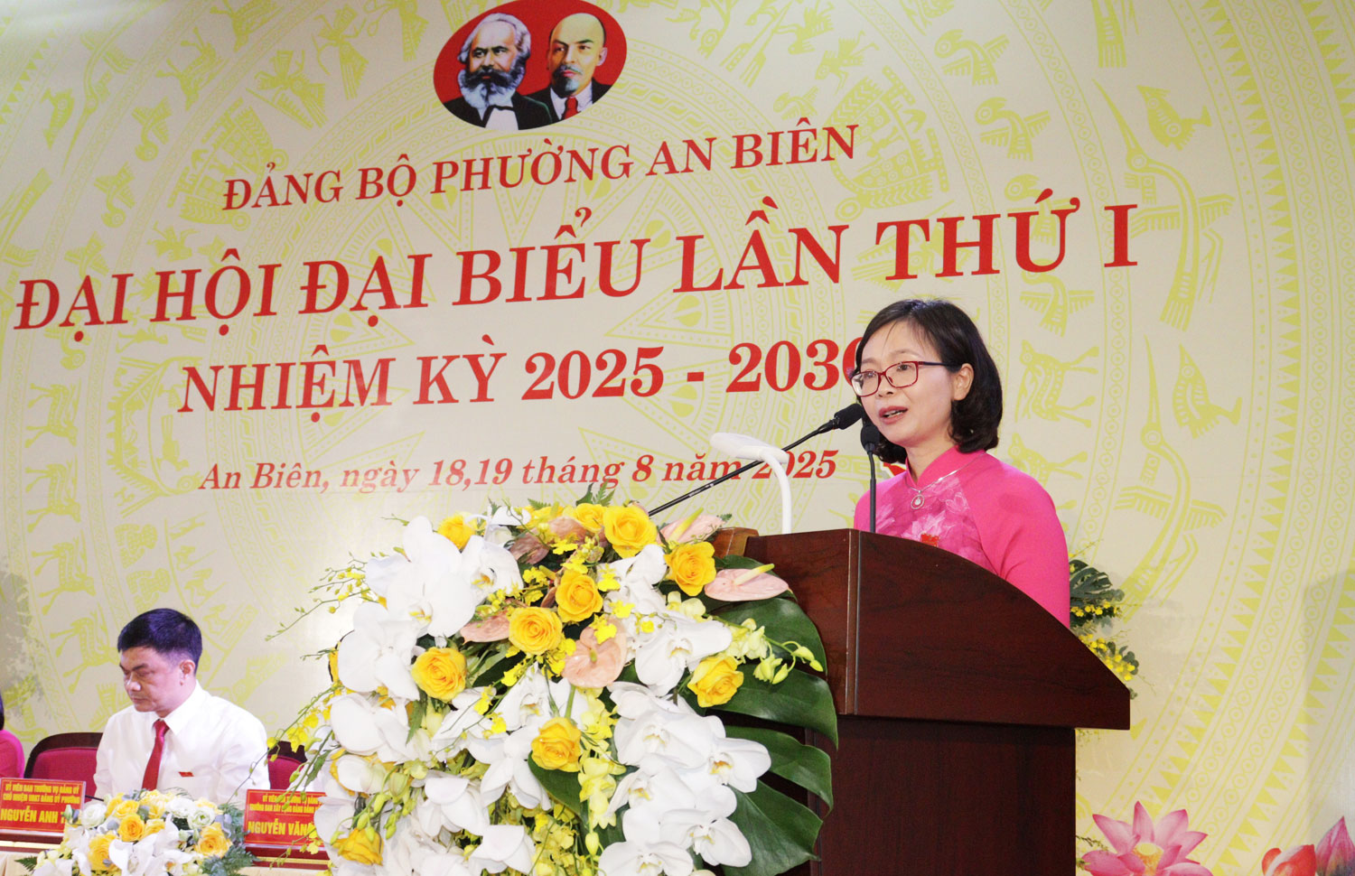 Đồng chí Nguyễn Thị Tịnh, Phó Bí thư Đảng uỷ, Chủ tịch UBND phường báo cáo tại Đại hội.