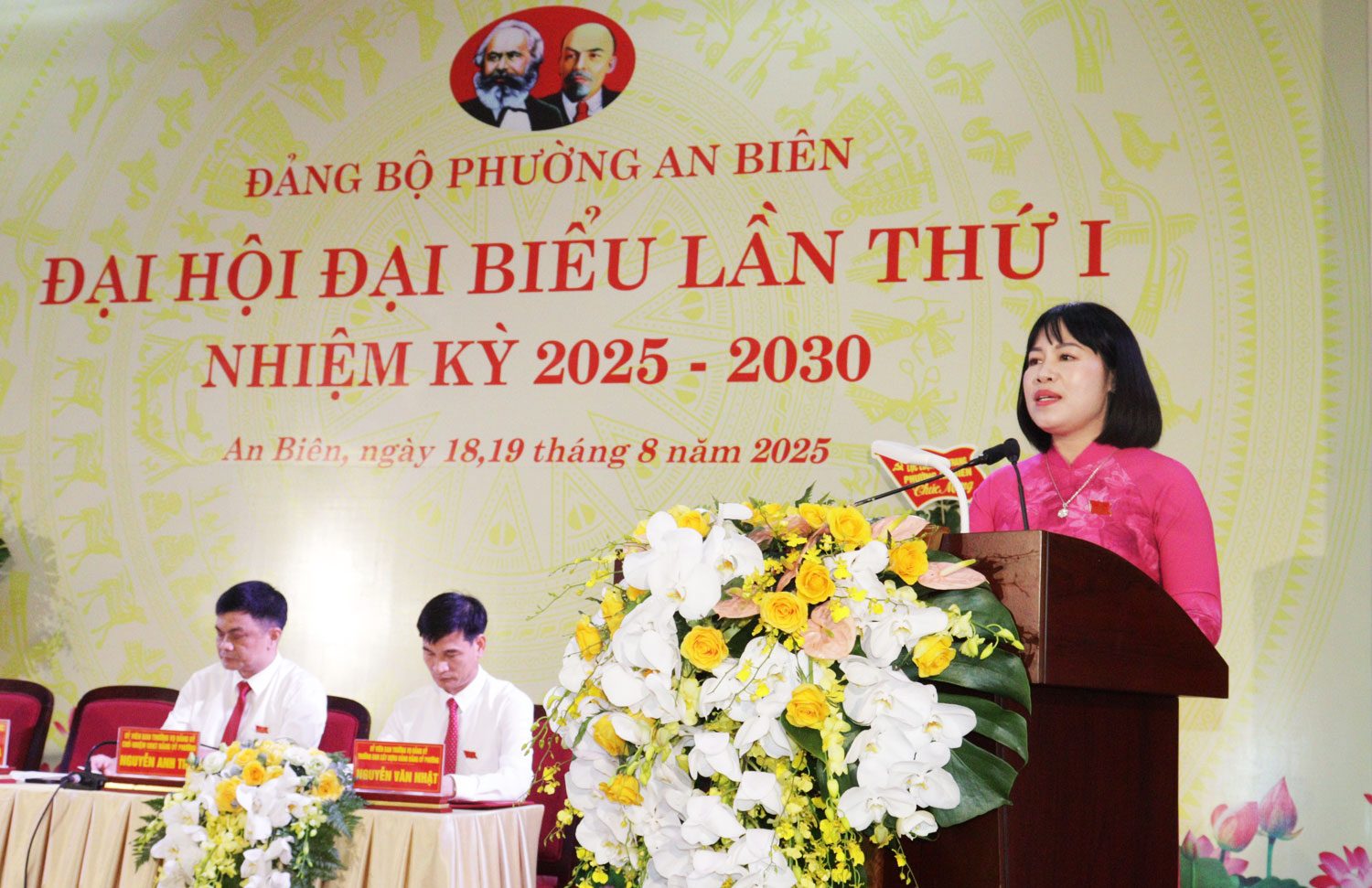 Đồng chí Vũ Thị Tố Nga, Phó Bí thư Thường trực Đảng uỷ phường báo cáo tại Đại hội.