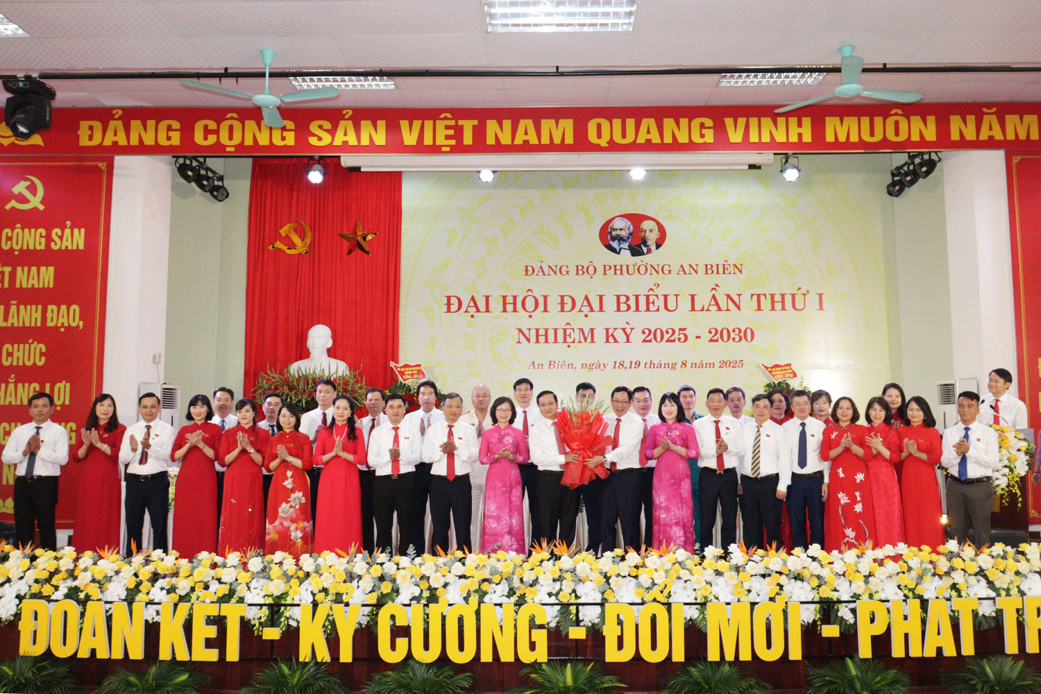 Đồng chí Vũ Tiến Phụng, Uỷ viên Ban Thường vụ Thành uỷ, Giám đốc Sở Nội vụ tặng hoa chúc mừng Ban Chấp hành Đảng bộ phường, nhiệm kỳ 2025 - 2030.