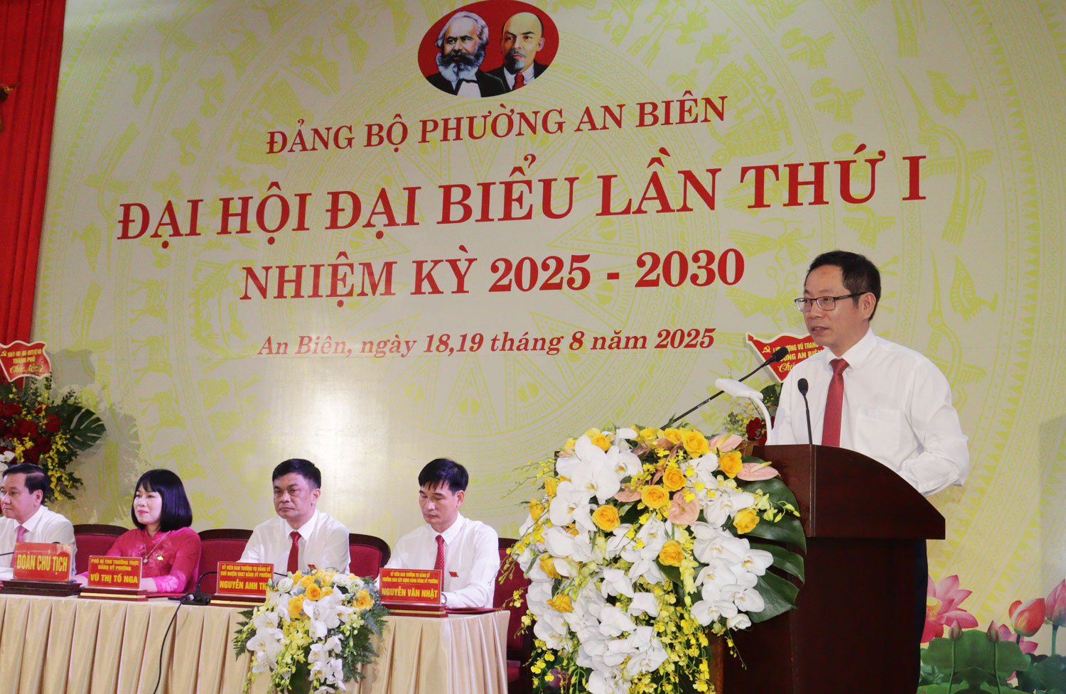 Đồng chí Vũ Tiến Phụng, Uỷ viên Ban Thường vụ Thành uỷ, Giám đốc Sở Nội vụ phát biểu chỉ đạo Đại hội.