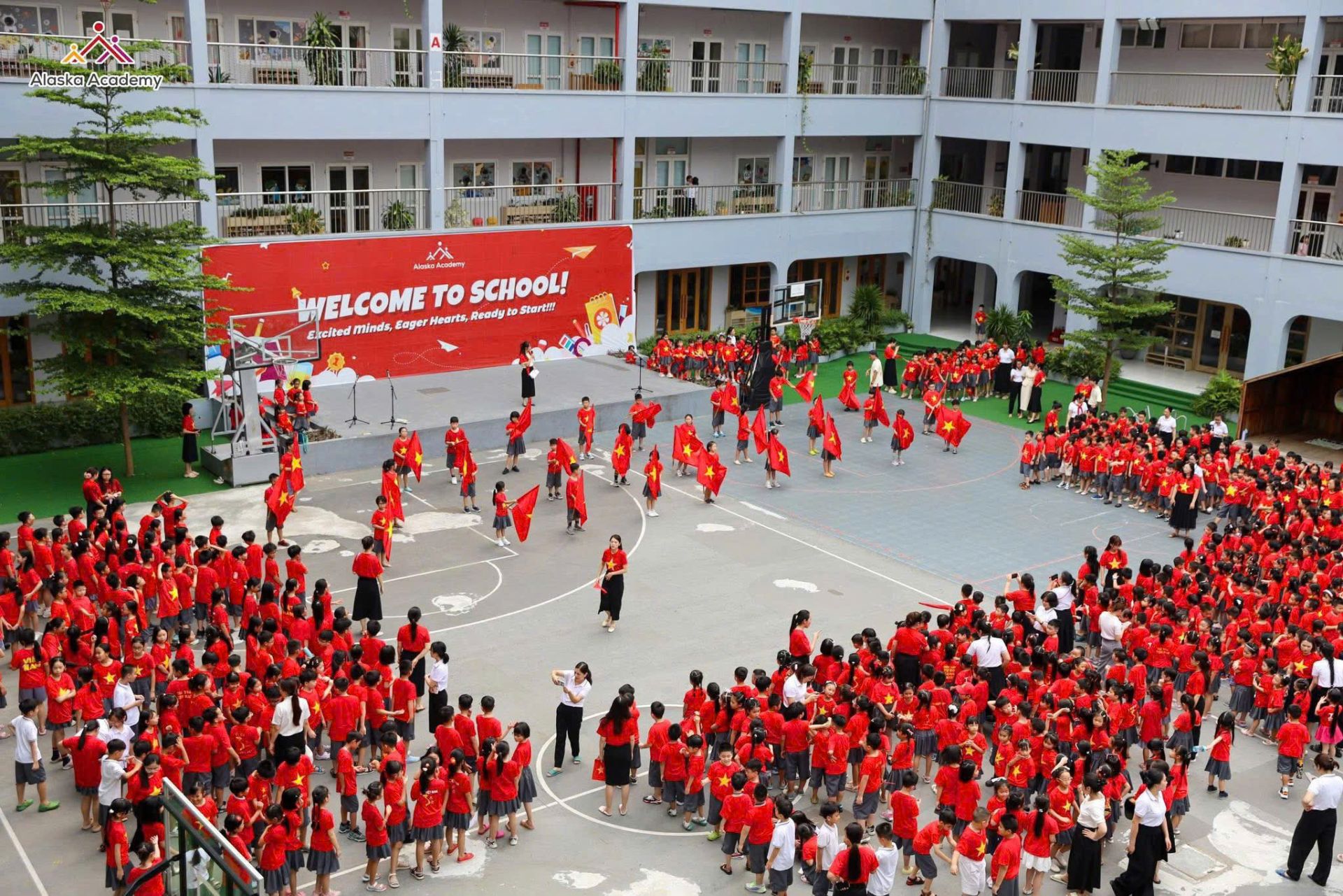 Nhiều trường đã kết hợp với các hoạt động giáo dục truyền thống như kể chuyện lịch sử, chiếu phim tài liệu, làm thiệp tri ân anh hùng liệt sĩ. Nhờ đó, mỗi bức ảnh không chỉ mang ý nghĩa lưu giữ kỷ niệm mà còn trở thành cách lan tỏa tinh thần yêu nước gần gũi, hiện đại và đầy cảm hứng. Nhiều trường đã kết hợp với các hoạt động giáo dục truyền thống như kể chuyện lịch sử, chiếu phim tài liệu, làm thiệp tri ân anh hùng liệt sĩ. Nhờ đó, mỗi bức ảnh không chỉ mang ý nghĩa lưu giữ kỷ niệm mà còn trở thành cách lan tỏa tinh thần yêu nước gần gũi, hiện đại và đầy cảm hứng.