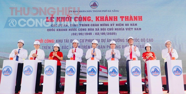 Đại biểu thực hiện nghi thức lễ khởi công. Đại biểu thực hiện nghi thức lễ khởi công.