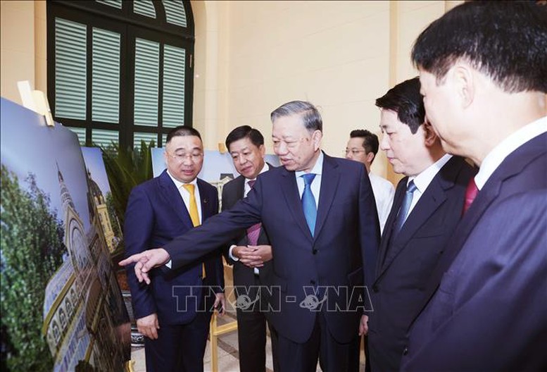 Tổng Bí thư Tô Lâm và Chủ tịch nước Lương Cường tham quan Trụ sở làm việc Cơ quan Chủ tịch nước - Ảnh: TTXVN