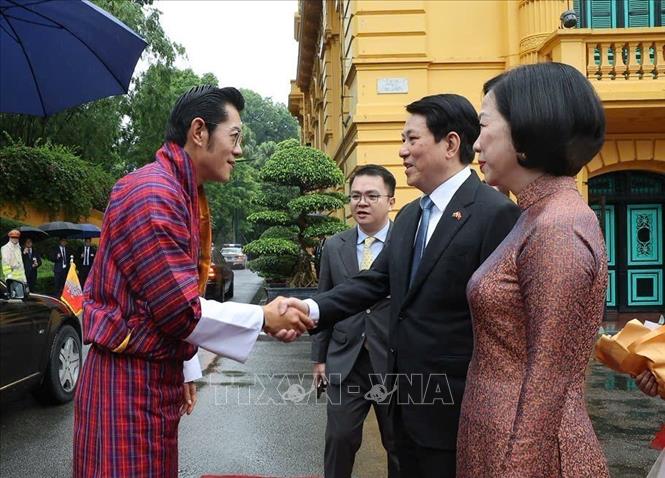 Chủ tịch nước Lương Cường và Phu nhân Nguyễn Thị Minh Nguyệt đón Quốc vương Bhutan Jigme Khesar Namgyel Wangchuck và Hoàng hậu Jetsun Pema. Ảnh: Lâm Khánh/TTXVN Chủ tịch nước Lương Cường và Phu nhân Nguyễn Thị Minh Nguyệt đón Quốc vương Bhutan Jigme Khesar Namgyel Wangchuck và Hoàng hậu Jetsun Pema. Ảnh: Lâm Khánh/TTXVN