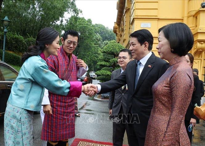 Chủ tịch nước Lương Cường và Phu nhân Nguyễn Thị Minh Nguyệt đón Quốc vương Bhutan Jigme Khesar Namgyel Wangchuck và Hoàng hậu Jetsun Pema. Ảnh: Lâm Khánh/TTXVN Chủ tịch nước Lương Cường và Phu nhân Nguyễn Thị Minh Nguyệt đón Quốc vương Bhutan Jigme Khesar Namgyel Wangchuck và Hoàng hậu Jetsun Pema. Ảnh: Lâm Khánh/TTXVN