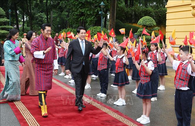 Thiếu nhi Thủ đô Hà Nội chào đón Chủ tịch nước Lương Cường và Phu nhân cùng Quốc vương Bhutan Jigme Khesar Namgyel Wangchuck và Hoàng hậu. Ảnh: Lâm Khánh/TTXVN Thiếu nhi Thủ đô Hà Nội chào đón Chủ tịch nước Lương Cường và Phu nhân cùng Quốc vương Bhutan Jigme Khesar Namgyel Wangchuck và Hoàng hậu. Ảnh: Lâm Khánh/TTXVN