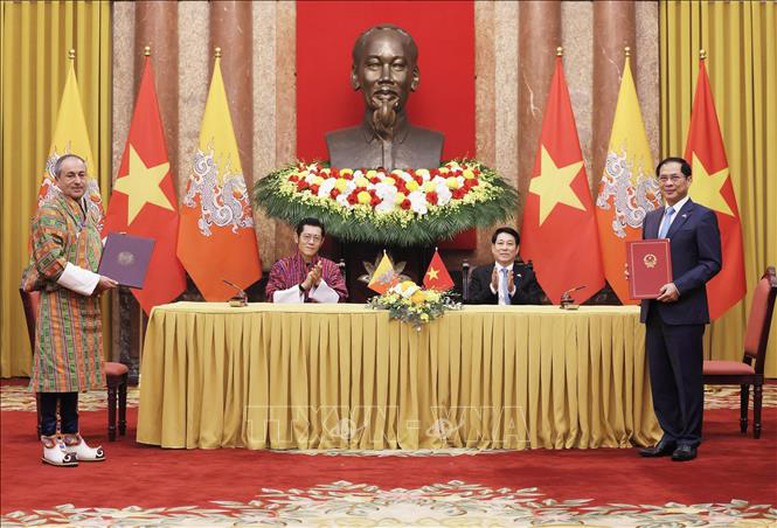 Chủ tịch nước Lương Cường và Quốc vương Bhutan Jigme Khesar Namgyel Wangchuck chứng kiến ký Bản ghi nhớ về Khuôn khổ hợp tác giữa Chính phủ hai nước. Ảnh: TTXVN