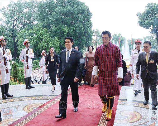 Chủ tịch nước Lương Cường và Quốc vương Bhutan Jigme Khesar Namgyel Wangchuck. Ảnh: TXVN