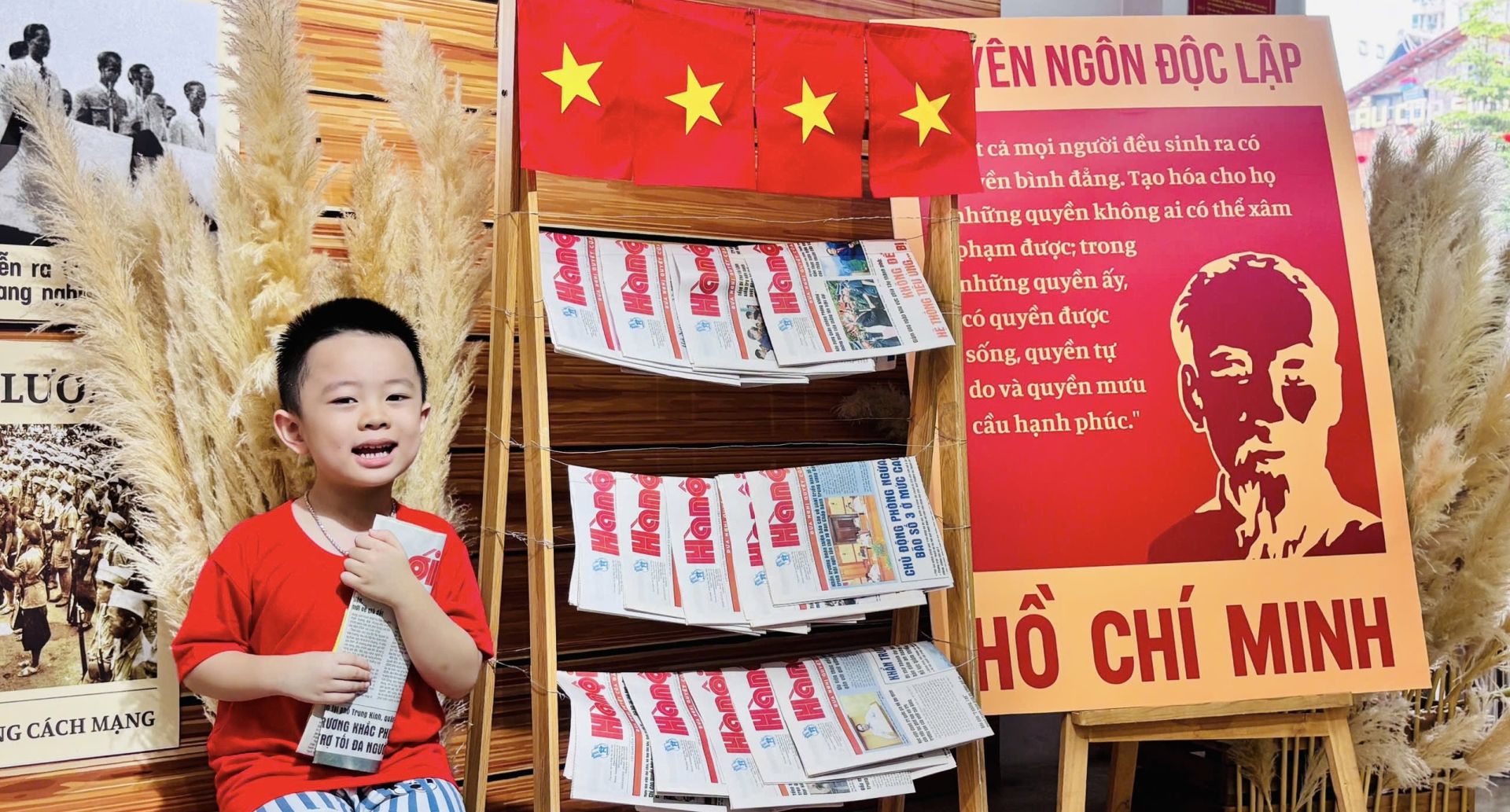 Hà Nội rợp sắc cờ đỏ sao vàng, học sinh diện áo cờ đi học chào mừng đại lễ