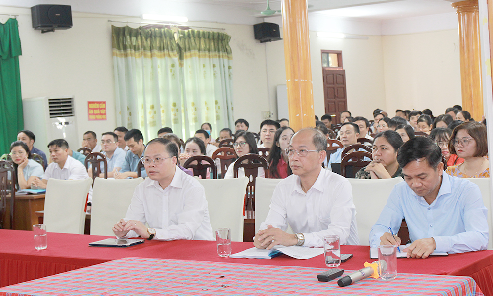 Các đại biểu dự khai giảng lớp bồi dưỡng kiến thức cho cán bộ cơ sở. Các đại biểu dự khai giảng lớp bồi dưỡng kiến thức cho cán bộ cơ sở.