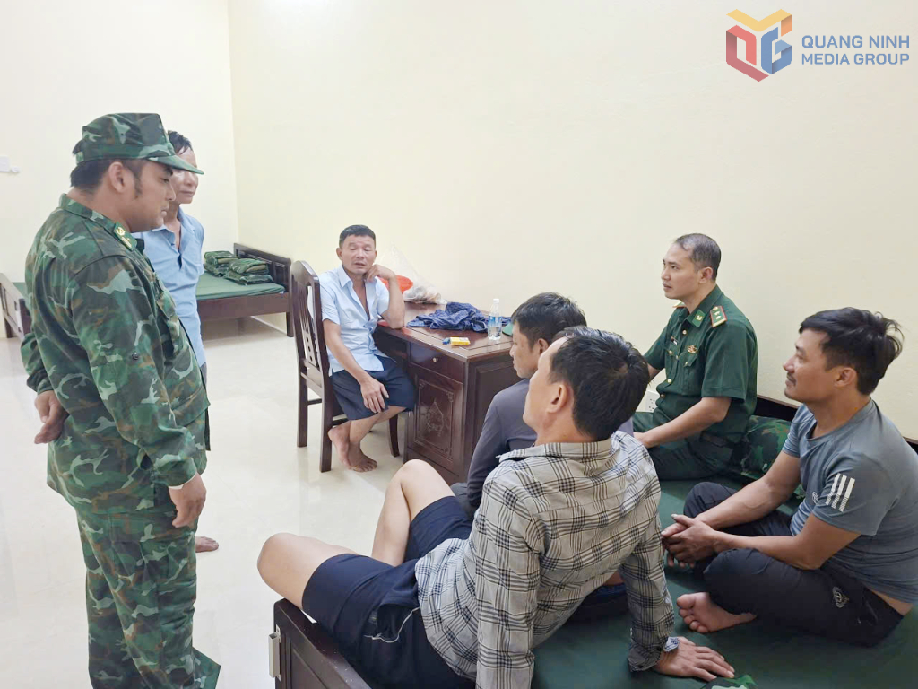 Đồn Biên phòng Đảo Trần kịp thời hỗ trợ 10 ngư dân gặp nạn trên biển