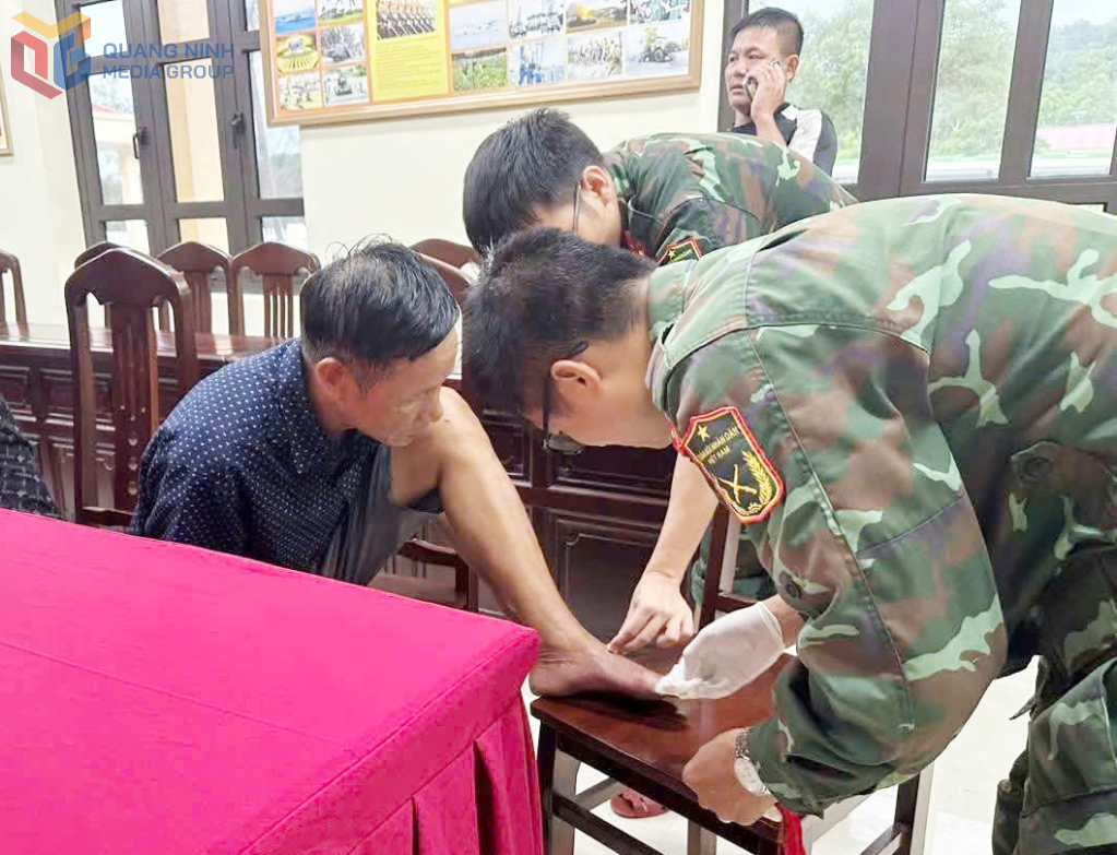 Cán bộ Đồn BP Đảo Trần chăm sóc y tế cho các ngư dân gặp nạn trên biển.