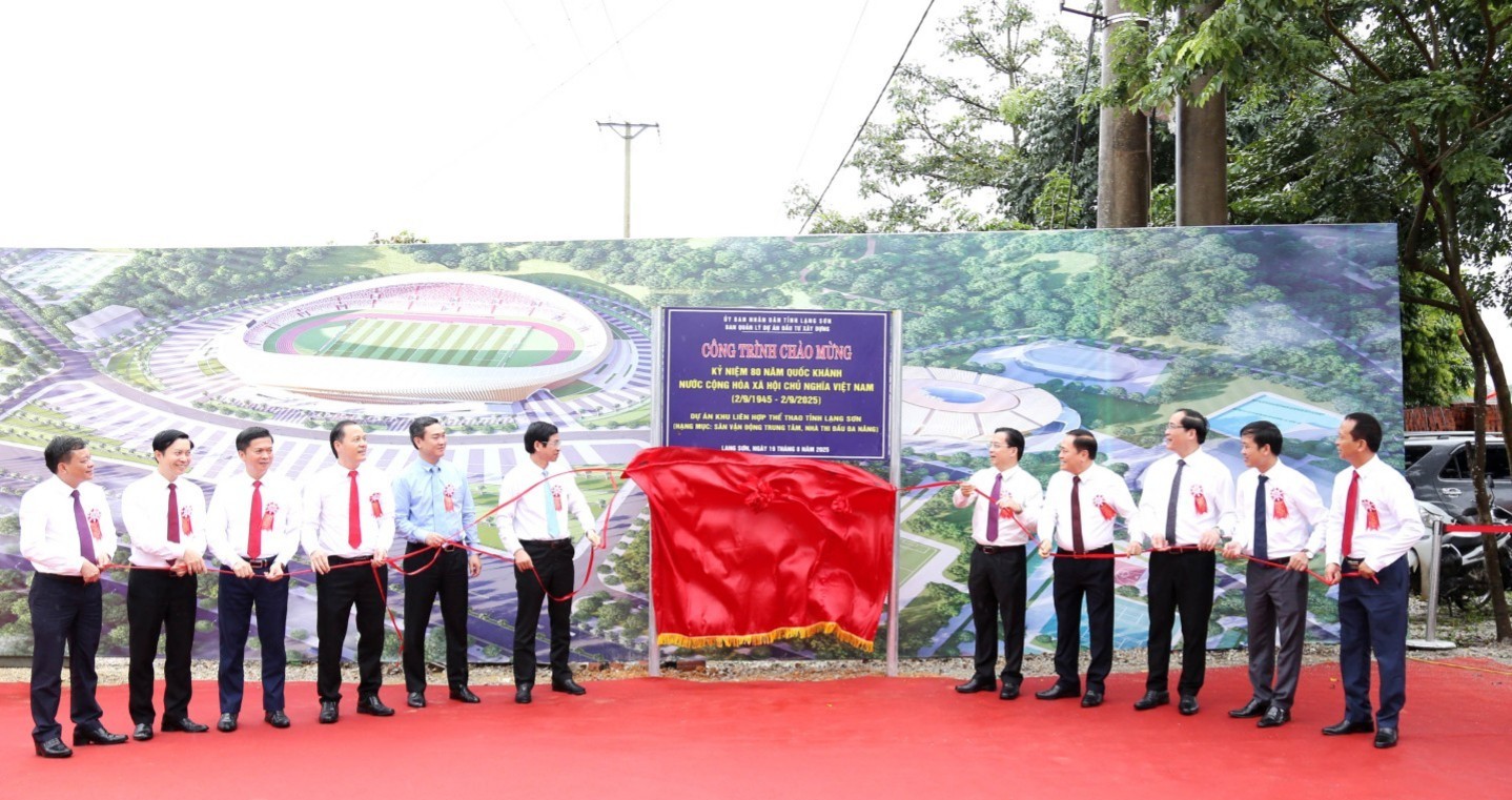 Các đại biểu thực hiện nghi lễ gắn biển công trình chào mừng kỷ niệm 80 năm Quốc khánh nước Cộng hòa xã hội chủ nghĩa Việt Nam