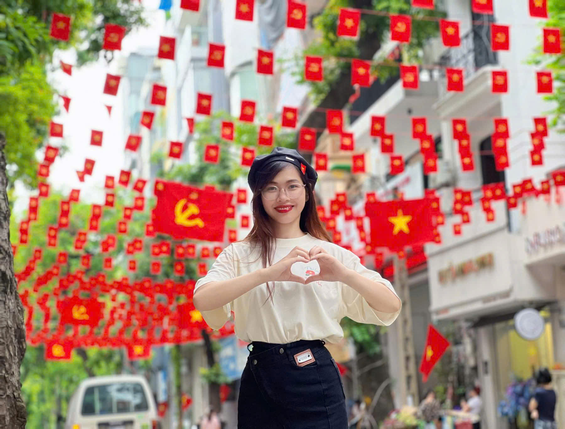 Nhiều bạn trẻ đã tranh thủ ghi lại những khoảnh khắc ý nghĩa trong bầu không khí thiêng liêng của ngày lễ lớn Nhiều bạn trẻ đã tranh thủ ghi lại những khoảnh khắc ý nghĩa trong bầu không khí thiêng liêng của ngày lễ lớn