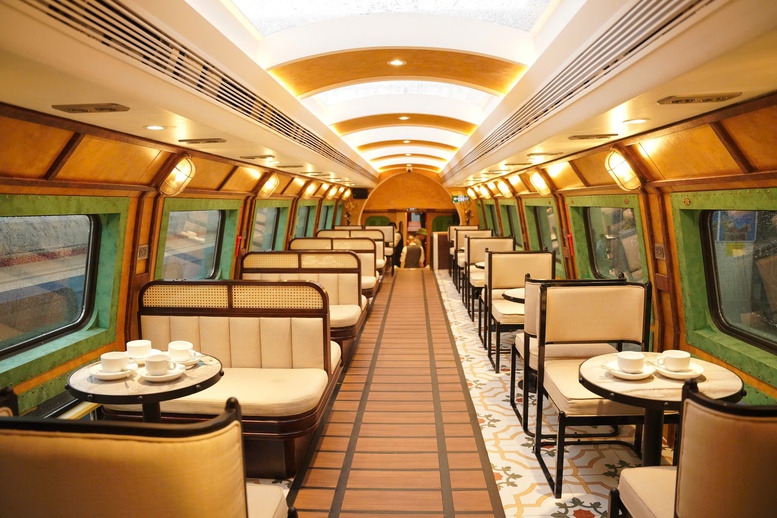 Đoàn tàu gồm 5 toa xe ghế ngồi 2 tầng và 2 toa dành riêng phục vụ du khách check-in. Các toa xe có nội thất sang trọng được thiết kế theo chủ đề riêng và có từ 40 đến 60 chỗ ngồi/toa