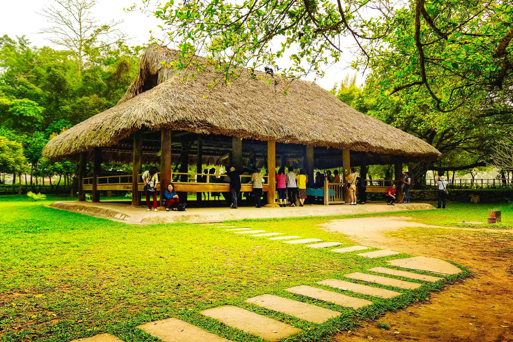 Đình Tân Trào nơi diễn ra Quốc dân Đại hội ngày 16-17/8/1945, quyết định vận mệnh dân tộc. Tại đây, đại hội đã thông qua chủ trương Tổng khởi nghĩa, chọn Quốc kỳ, Quốc ca và bầu ra Chính phủ lâm thời do Chủ tịch Hồ Chí Minh đứng đầu.