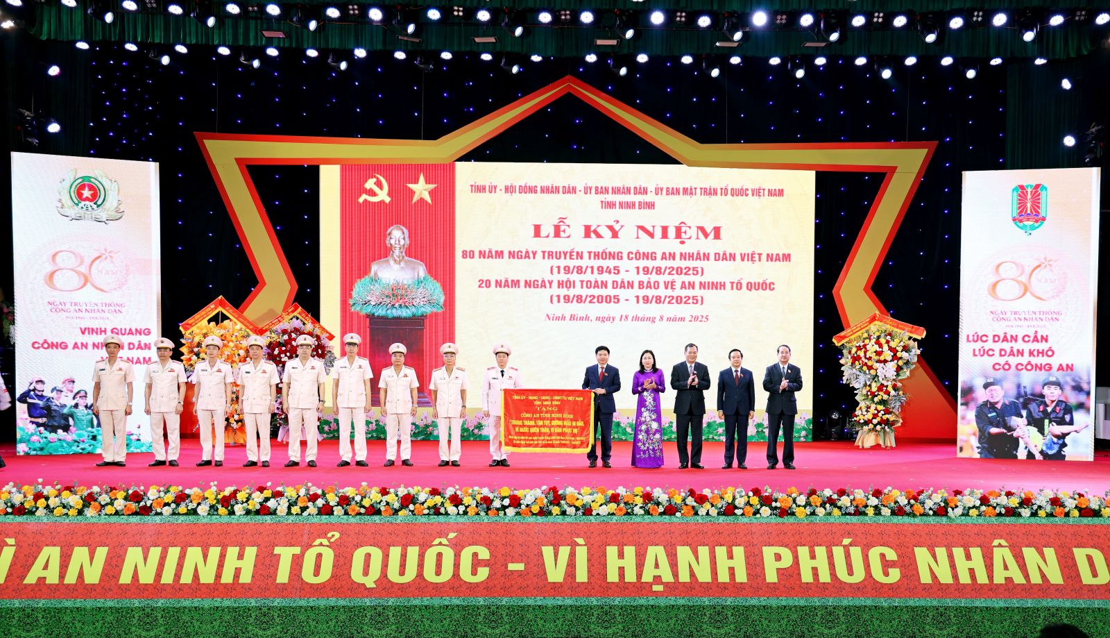 Các đồng chí lãnh đạo tỉnh trao tặng Bức trướng cho Công an tỉnh Ninh Bình