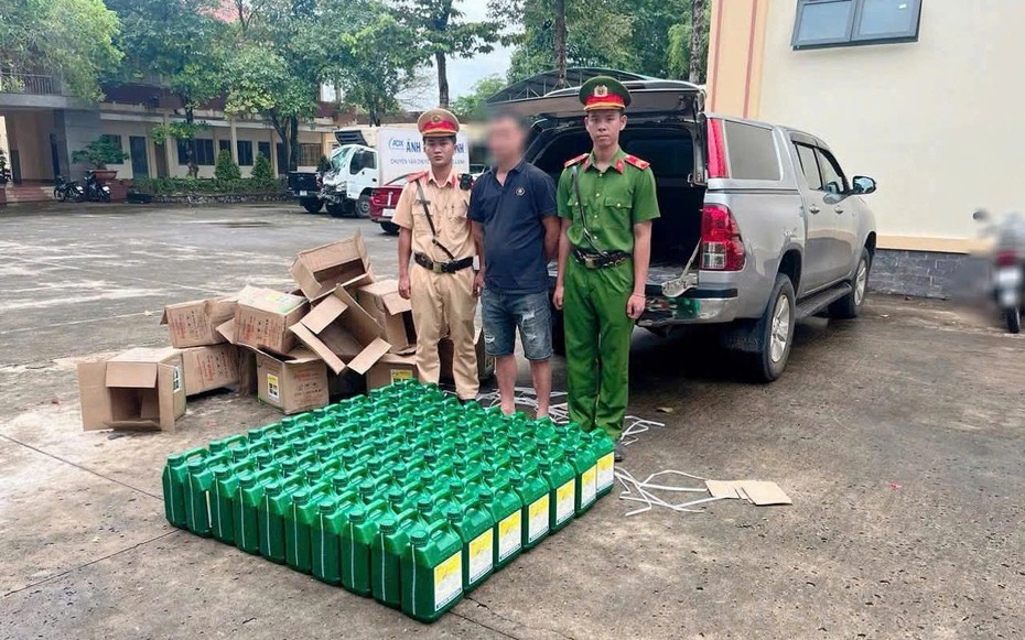 Đồng Nai: Bắt giữ xe tải chở hàng trăm lít thuốc diệt cỏ không rõ nguồn gốc Đồng Nai: Bắt giữ xe tải chở hàng trăm lít thuốc diệt cỏ không rõ nguồn gốc
