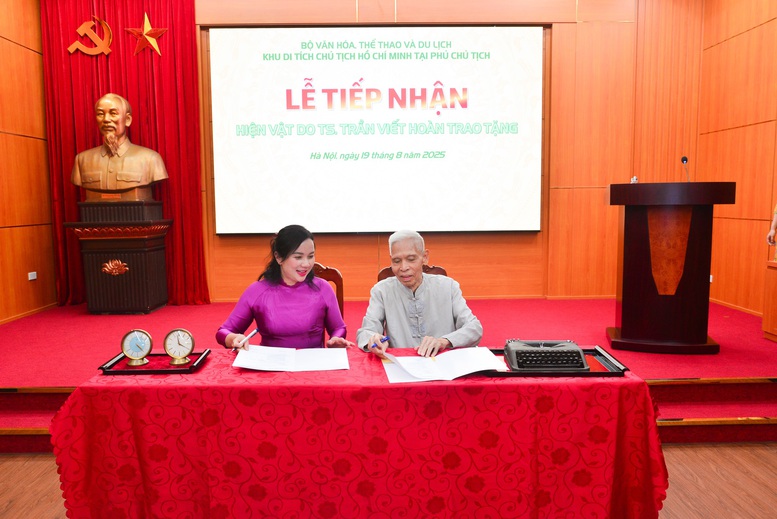 Ký biên bản giao nhận hiện vật giữa Khu Di tích và TS. Trần Viết Hoàn. Ảnh: VGP