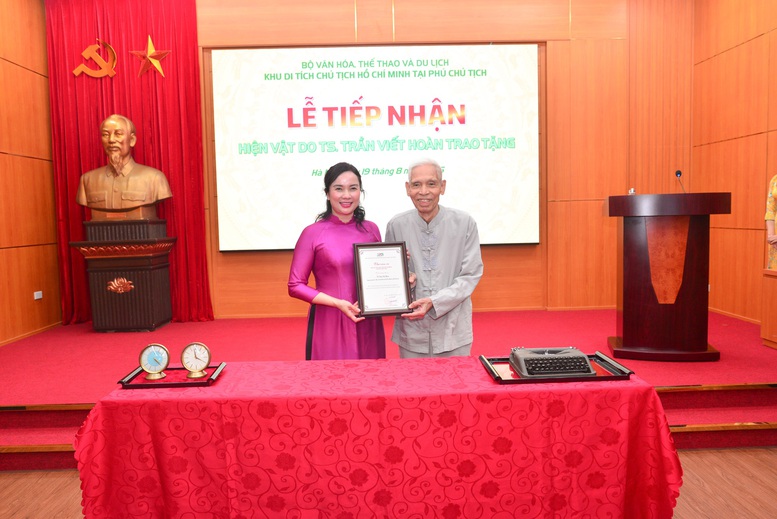 Giám đốc Khu Di tích Chủ tịch Hồ Chí Minh tại Phủ Chủ tịch trao thư cảm ơn. Ảnh: VGP