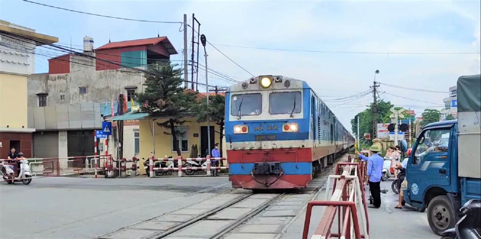 Chỉ thị về việc tăng cường bảo đảm trật tự, an toàn giao thông đường sắt trong tình hình mới