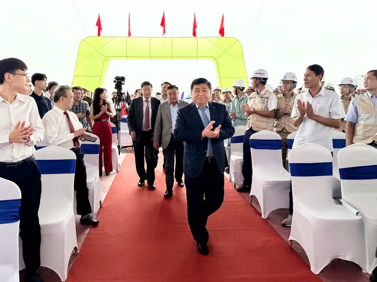 Phó Thủ tướng Nguyễn Chí Dũng dự lễ khởi công Dự án đầu tư xây dựng cầu Ngọc Hồi và đường dẫn hai đầu cầu, do UBND TP. Hà Nội tổ chức - Ảnh: VGP/Thu Sa