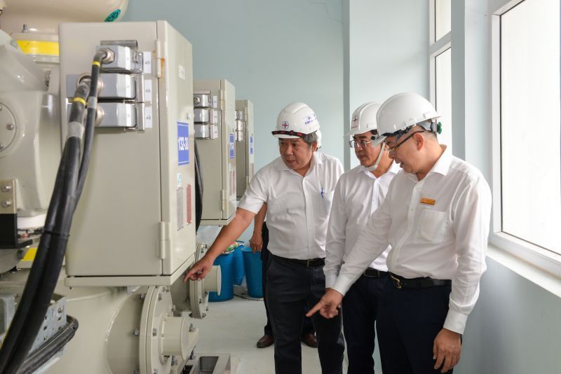 Tổng giám đốc Nguyễn Văn Thanh (ngoài cùng bên phải) kiểm tra công trình đầu tư xây dựng dự án lưới điện truyền tải. Ảnh: EVNHCMC