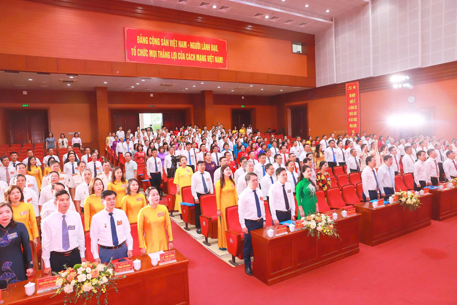 Các đại biểu thực hiện nghi thức chào cờ