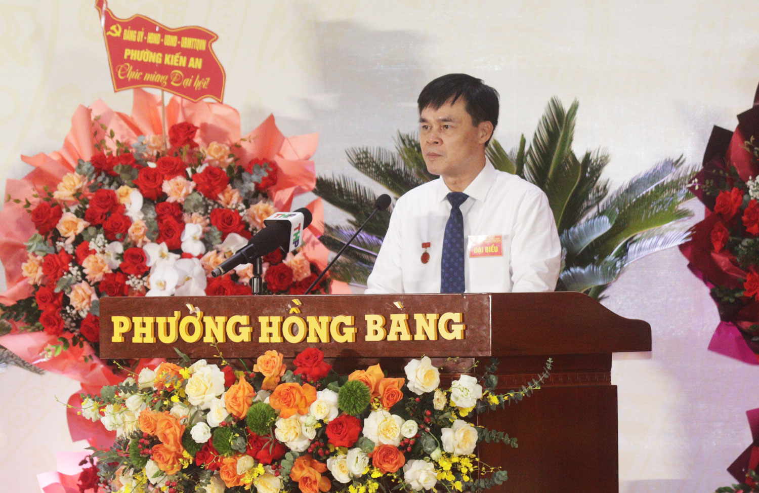 Đồng chí Phạm Văn Đoan, Phó Bí thư Đảng uỷ, Chủ tịch UBND phường báo cáo tại Đại hội.