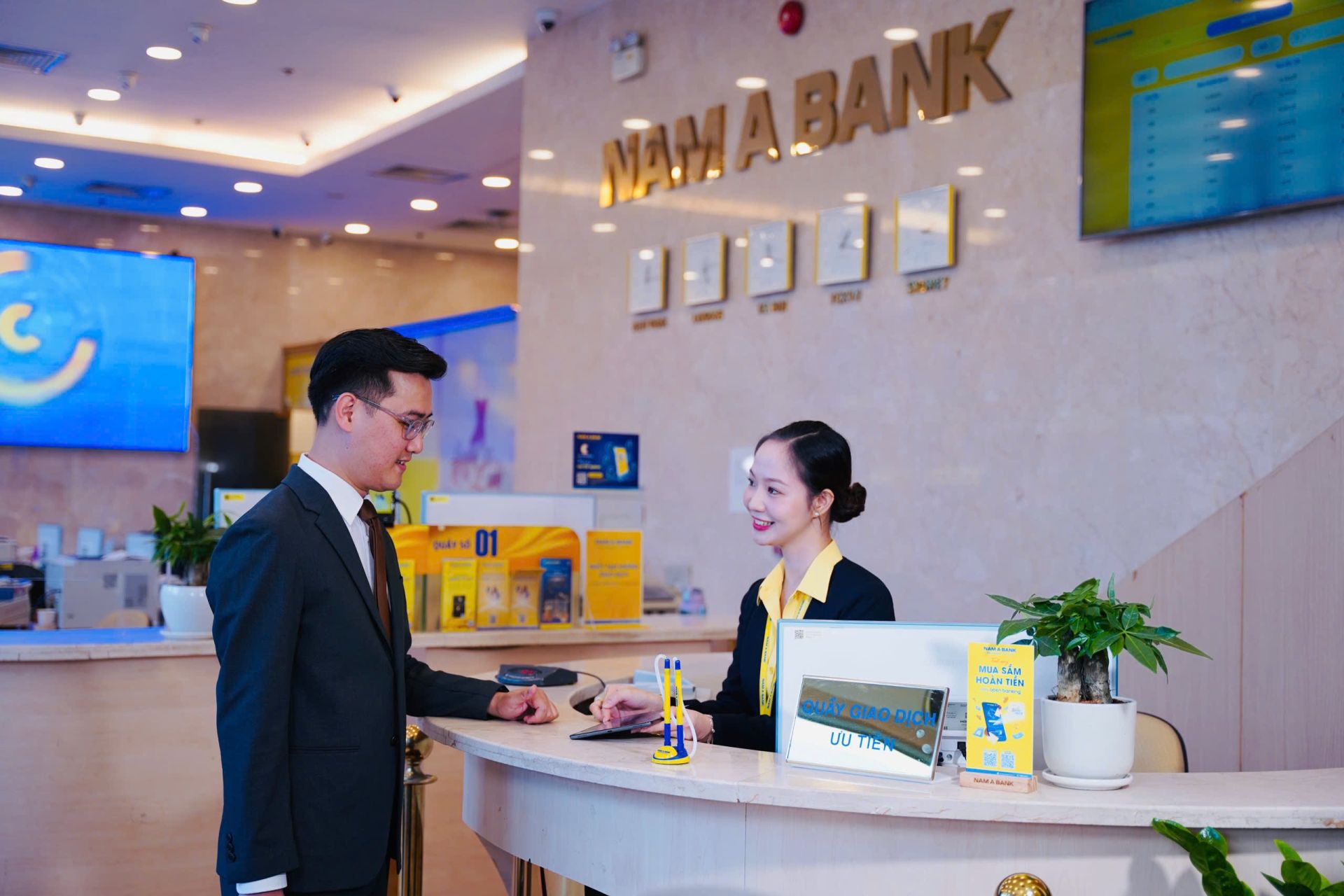 Khách hàng giao dịch tại Nam A Bank. (Ảnh: Nam A Bank)