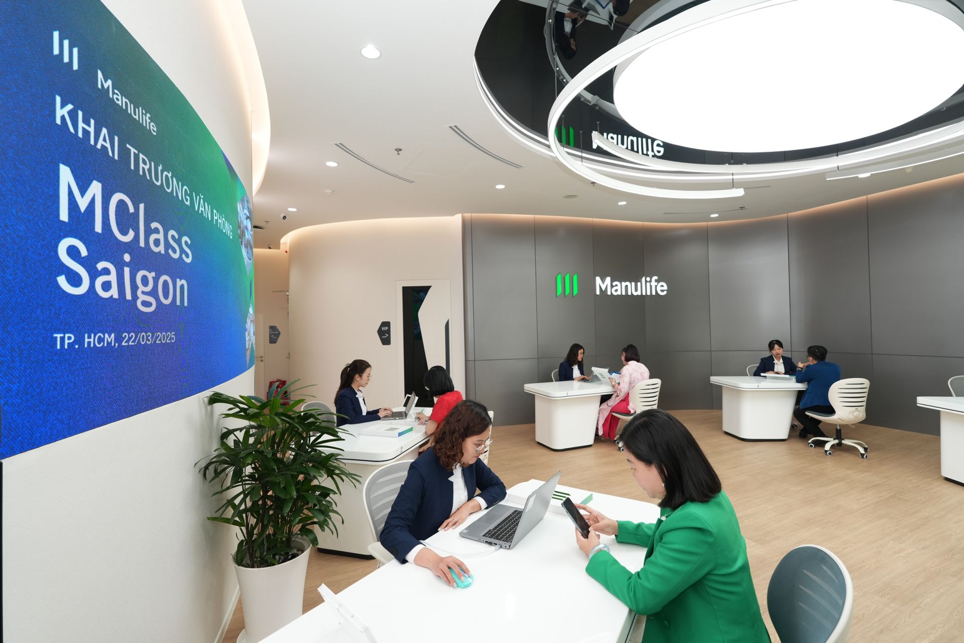 Manulife Việt Nam đang khẳng định vị thế tiên phong trong việc đổi mới sản phẩm, dịch vụ, góp phần thúc đẩy sự phát triển bền vững của ngành bảo hiểm nhân thọ tại Việt Nam.