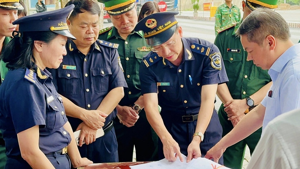 Ông Đoàn Thanh Sơn, Phó Chủ tịch UBND tỉnh Lạng Sơn tại buổi kiểm tra kiểm tra tình hình XNK hàng hóa tại cửa khẩu quốc tế Hữu Nghị và việc triển khai Nghị định 167/2025/NĐ-CP sửa đổi, bổ sung một số điều của Nghị định 08/2015/NĐ-CP quy định chi tiết và biện pháp thi hành Luật Hải quan. Ảnh: Nụ Bùi