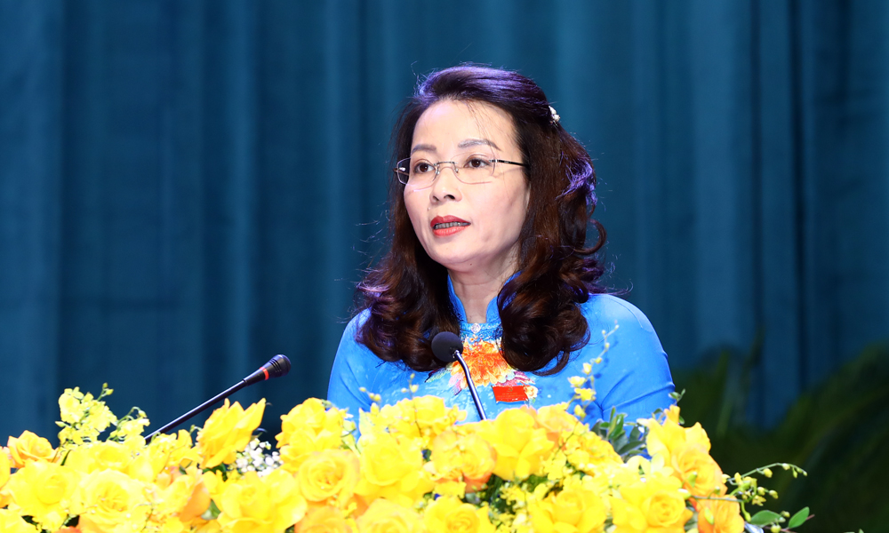 Đồng chí Nguyễn Thị Hương, Phó Bí thư Thường trực Tỉnh ủy, Bí thư Đảng ủy Các cơ quan Đảng tỉnh phát biểu khai mạc Đại hội.