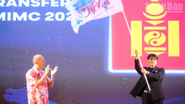 Cờ đăng cai IMC 2026 được trao cho đoàn Mông Cổ. Cờ đăng cai IMC 2026 được trao cho đoàn Mông Cổ.